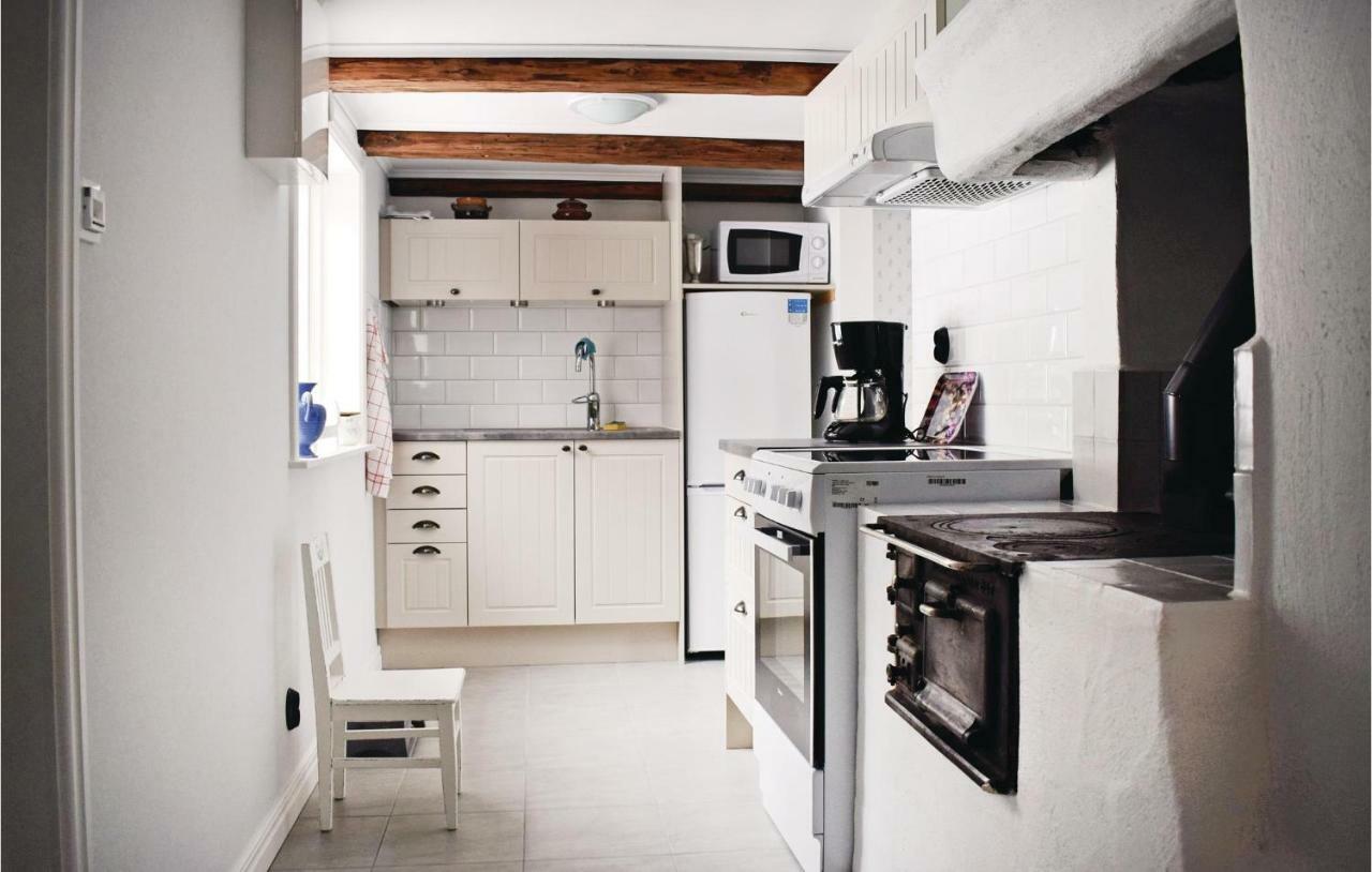 Stunning Home In Tjaellmo With Kitchen Екстер'єр фото